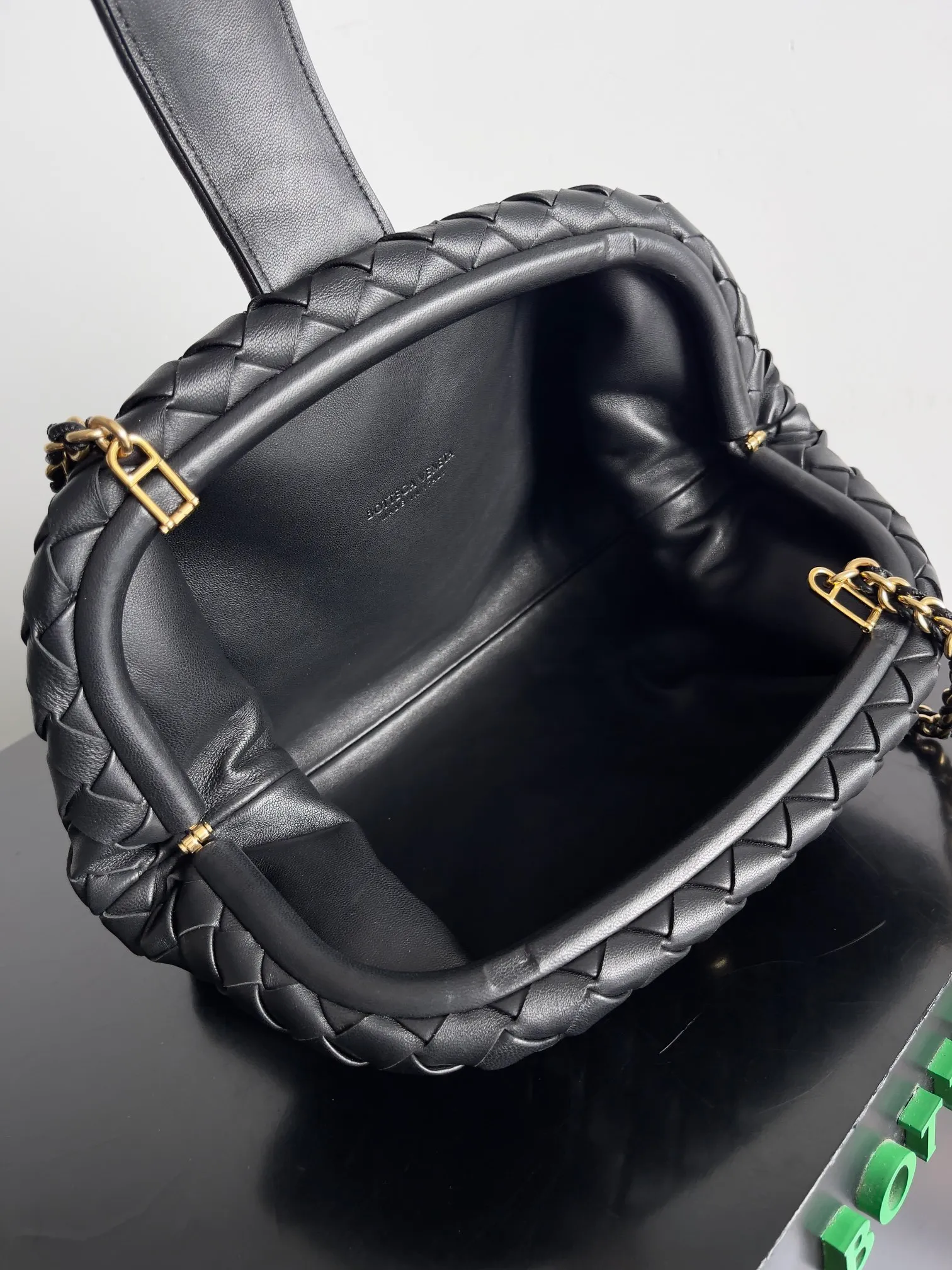 Batch 2260 BOTTEGA VENETA Lady's LAUREN CLUTCH Chain Clutch was inspired by 40 years ago. It is a perfect fusion of classic and modern bags. It is effortless and fashionable for any occasion and at any time. The newly added detachable metal chain allows people to have more ways to carry it. It is grand and elegant. Style No.: 785807 Size: 31.5*16.5*11cm